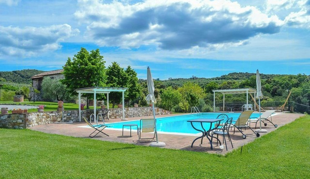Farmhouse apartment with pool near in Asciano