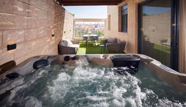 GABRIEL APARTMENTS - Jacuzzi & Panoramic JLM View Steps to Shaare Zedek Hospital