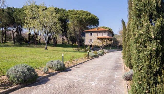 Giano al Trasimeno house with large outdoor Jacuzzi 6/8 seats