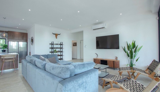Giraffe Oasis - Kruger Luxury Family Villa: 5-BRs WiFi & AC in Marloth Park