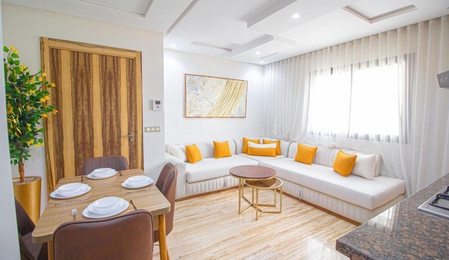 Golden Haven, Luxury Apartment with Pool