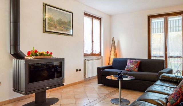 GuestHost - Bright and very spacious apartment, which in 165 sqm accommodates 8 people with great comfort, having three bedrooms and two bathrooms. The flat is located in a villa and has access to the garden with an equipped patio and gazebo, shared with