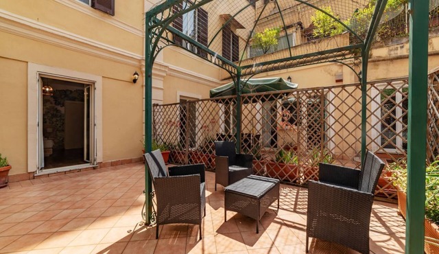 GuestHost - Comfortable and elegant 100 sqm apartment, perfect for 5 people, located on the first floor (NO lift) of a renovated period building in the heart of the historic center of Rome (NO traffic-limited area). The property is located just a few min