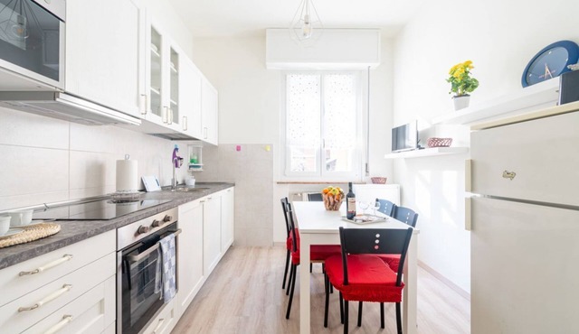 GuestHost - Comfortable apartment located on the mezzanine floor of a building, with five floors in total, from the 70s. There are steps to access it (NO lift).In 85 m2 of space it accommodates 5 guests.We are in a very lively neighborhood, where the cit