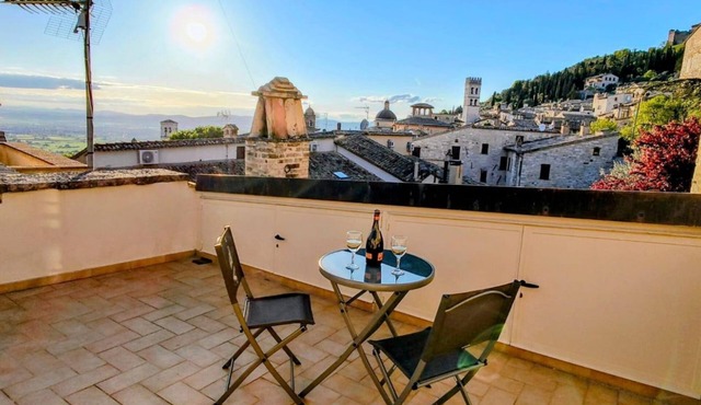 GuestHost - Cozy apartment of 72 sqm, sleeping 6 people, on the 1st floor of a period building (NO lift and STAIRS to access) with access to the roof terrace offering a panoramic view over the city.We are located in the heart of Assisi (ZTL - Restricted