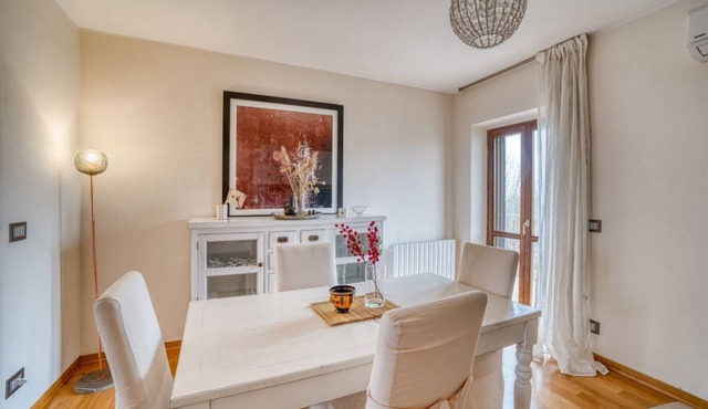 GuestHost - Cosy flat of 80 sqm, sleeping 4 people, on the 2nd floor of a building (NO lift and stairs to access) with covered PARKING SPACE and shared garden with gazebo.We are located in San Martino in Campo, a hamlet of Perugia, which enjoys a strateg