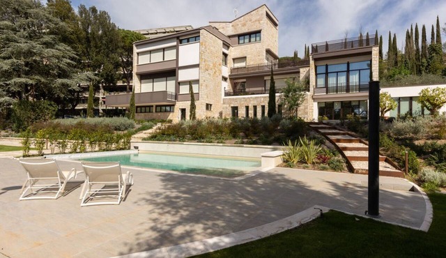 GuestHost - Wonderful apartment that accommodates up to 4 people, on two levels and equipped with all comforts, including a large terrace overlooking the city and the hills. The accommodation is located in a modern condominium complex with a shared swimm