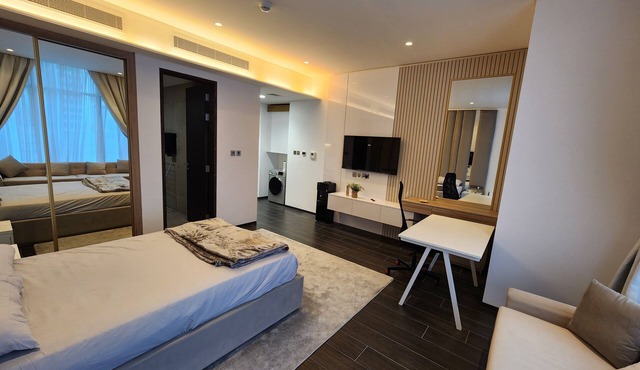 "Harbour Haven: Stylish Studio in Financial Hub"