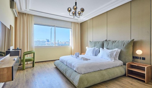 High-End Large 4BR With Free Parking