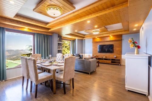 Hostie Heaven View - Panoramic 3BHK Duplex Retreat with Private Patio in Mashobra
