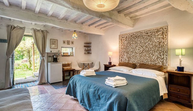'Independent Room in Assisi' with Shared Pool, Private Terrace and Wi-Fi