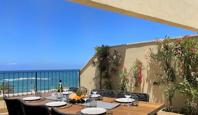 Jaffa- Seafront penthouse with terrace & elevator
