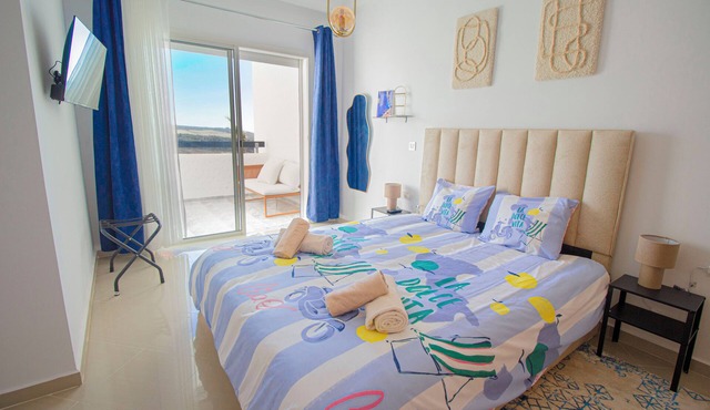 La Perle Dorée Sea View Apartment in Resort Pools Access