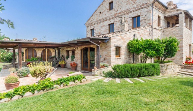 La Villa degli Ulivi - Landhaus mit privatem Pool by Interhome