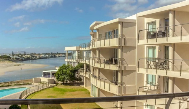 Lagoon Beach Apartment with Pool and Ocean Views