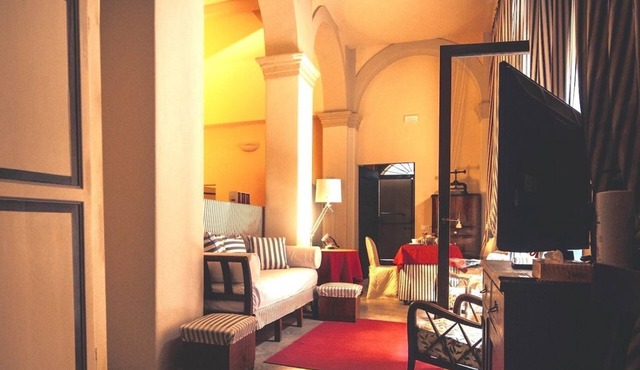 LOGGIA a PALAZZO, suite molto grande, centro storico, 7 km dal mare