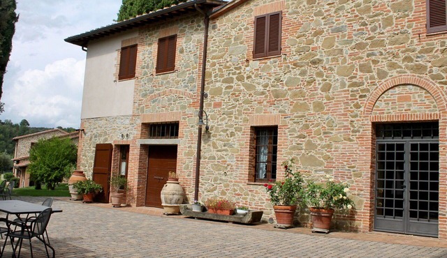 Lovely apartment in villa for 6 people with A/C, WIFI, pool, TV and terrace