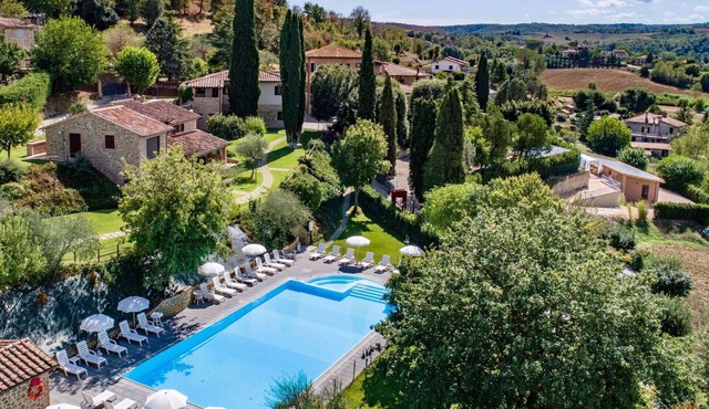 Lovely apartment in villa for 8 people with pool, WIFI, A/C, TV and patio