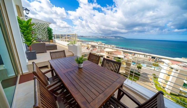 Luxurious 4 bedroom Beachfront BAK2