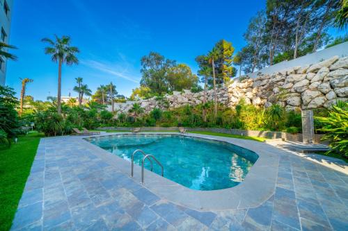 Luxurious three bedroom Apartment with Private Pool, Terraces and Parking in Prestigious Coral Towers