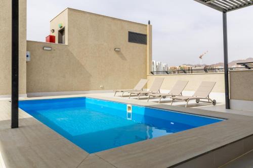 Luxury Family Penthouse with Private Parking & Pool 8 Guests Near Red Sea