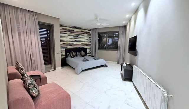 Luxury oasis with swimming pool in the heart of Casablanca