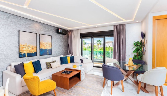 Luxury Pool View 3-bedroom, 2 bathrooms, 5-min to Train, Elevator