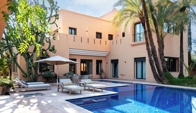 Luxury villa on 2200m2, restaurants and supermarket 5 minutes from the center, 6km from the town center.
