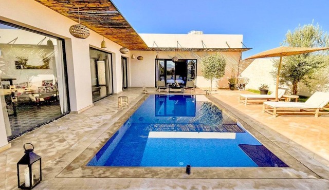 Maison Privée Avec un Piscine et Grand Jardin au Pied des Montagnes de L'atlas