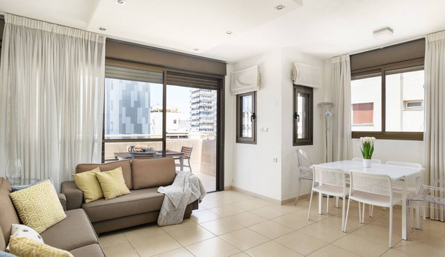 MAMAD Airy & Bright with Balcony & Parking steps from Beach by FeelHome
