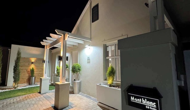 Modern 3 Bed 3 BathR Home in Gated Estate Sleeps 6