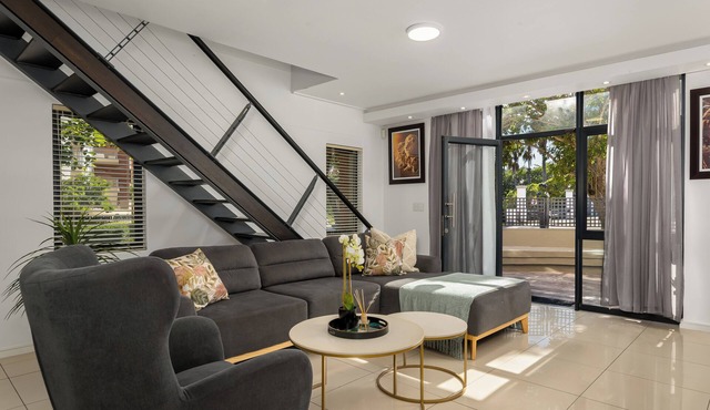 Modern 3-Bed Home , Canal Views & Parking