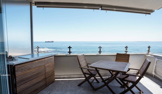 Modern Beachfront 3-bedroom apartment, mini gym, gas bbq, indoor fireplace.