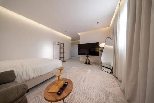 N15 Quiet studio w Lazy Boy chairs Granada