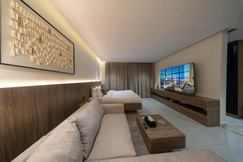 N9 Modern studio w 85 TV & smart check-in