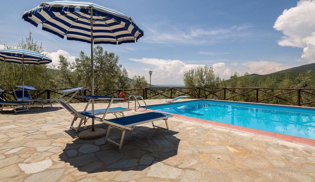 Nice apartment in villa with WIFI, pool, A/C, pets allowed and panoramic view, close to Cortona