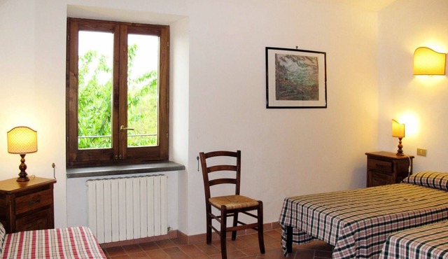 Nice apartment in villa for 4 guests with WIFI, pool, TV, patio, pets allowed and parking in Lubriano