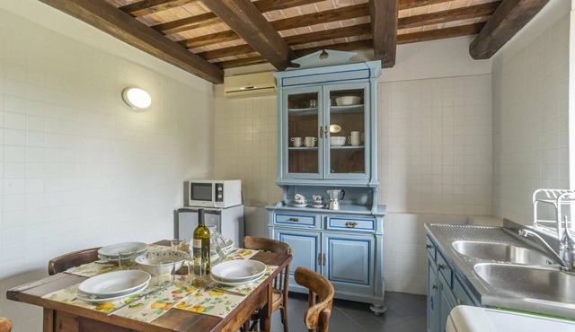 Nice room for 6 guests with WIFI, A/C, private pool, TV, veranda and pets allowed, close to Peru.