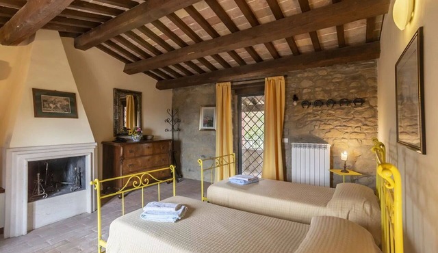 Nice room with WIFI, A/C, pool, TV, patio, pets allowed and panoramic view, close to Perugia
