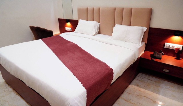 Perfect 5-bedroom hotel with AC in pleasant Varanasi