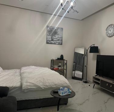 Private room with bathroom, near the beach & all services