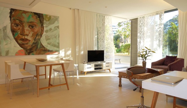 Quiet GF apartment at the water, V&A waterfront, overlooking Table Mountain, free WiFi