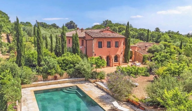 Relax in the green, in the municipality of Monteriggioni just 7 km from Siena