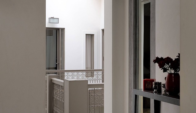 Riad 6 rooms, contemporary decor, with staff available.