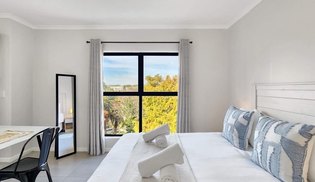 Rivers Edge Apartment in Rondebosch with Balcony