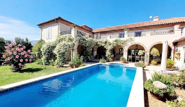 Sandmartins Private Secure Villa