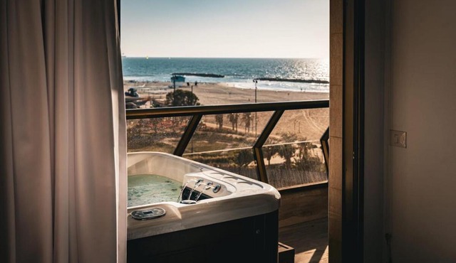 Sea Suites -סוויטה מהממת עם ג'קוזי ונוף לים והטיילת באשקלון