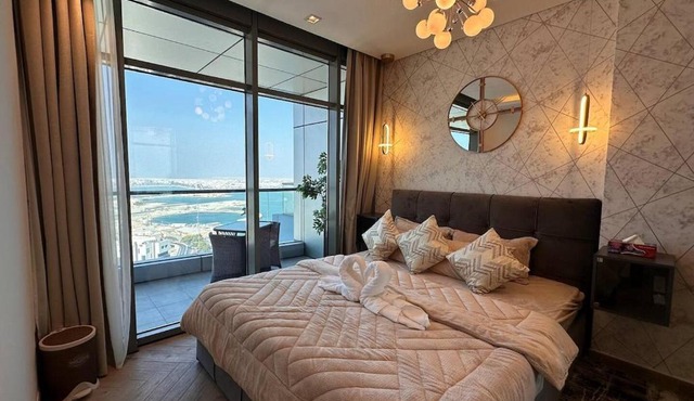Sea view flat with gym and pool