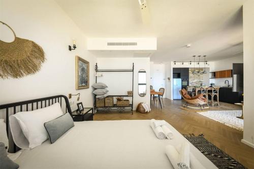 Serene Studio Apt w Balcony Overlooking the Sea