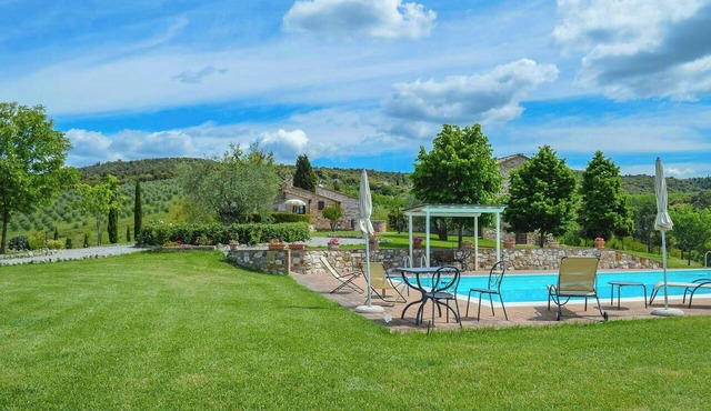 Stone house apartment with pool in Tuscan hills